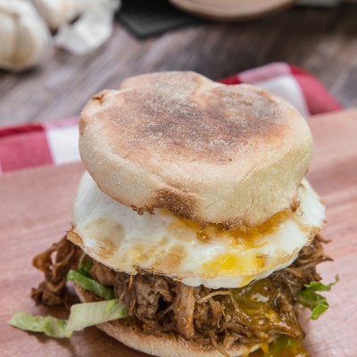Have leftover pulled pork? Try this crazy simple English muffin recipe! Crisp and fluffy muffins wrapped on flavorful and moist pulled pork, topped with a bursting egg yolk and lettuce crunch.