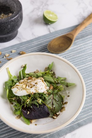 No-vinegar poached egg on a nutrient-packed arugula salad. Velvety runny yolk engulfed by soft silky smooth whites. Easy to make and ready in 10 minutes.