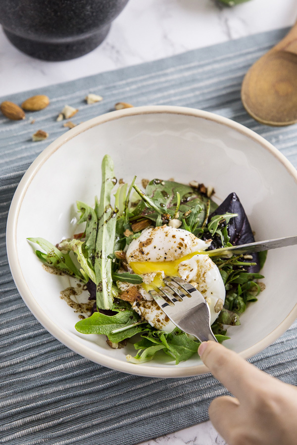 No-vinegar poached egg on a nutrient-packed arugula salad. Velvety runny yolk engulfed by soft silky smooth whites. Easy to make and ready in 10 minutes.