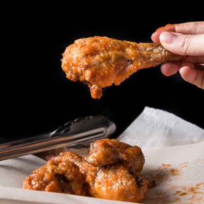 5 minutes to prep this super easy oven baked chicken drumsticks recipe. Tossed in garlic mayonnaise sauce, the truly crispy drumsticks are bursting with boldly sweet, spicy, and salty flavors.