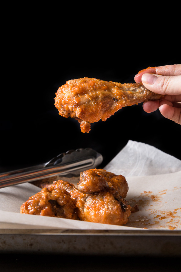 5 minutes to prep this super easy oven baked chicken drumsticks recipe. Tossed in garlic mayonnaise sauce, the truly crispy drumsticks are bursting with boldly sweet, spicy, and salty flavors.