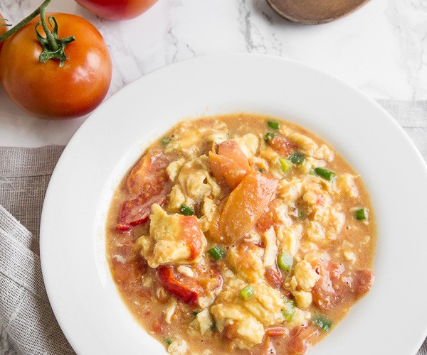 asian-Inspired-easy-scrambled-eggs-with-tomatoes