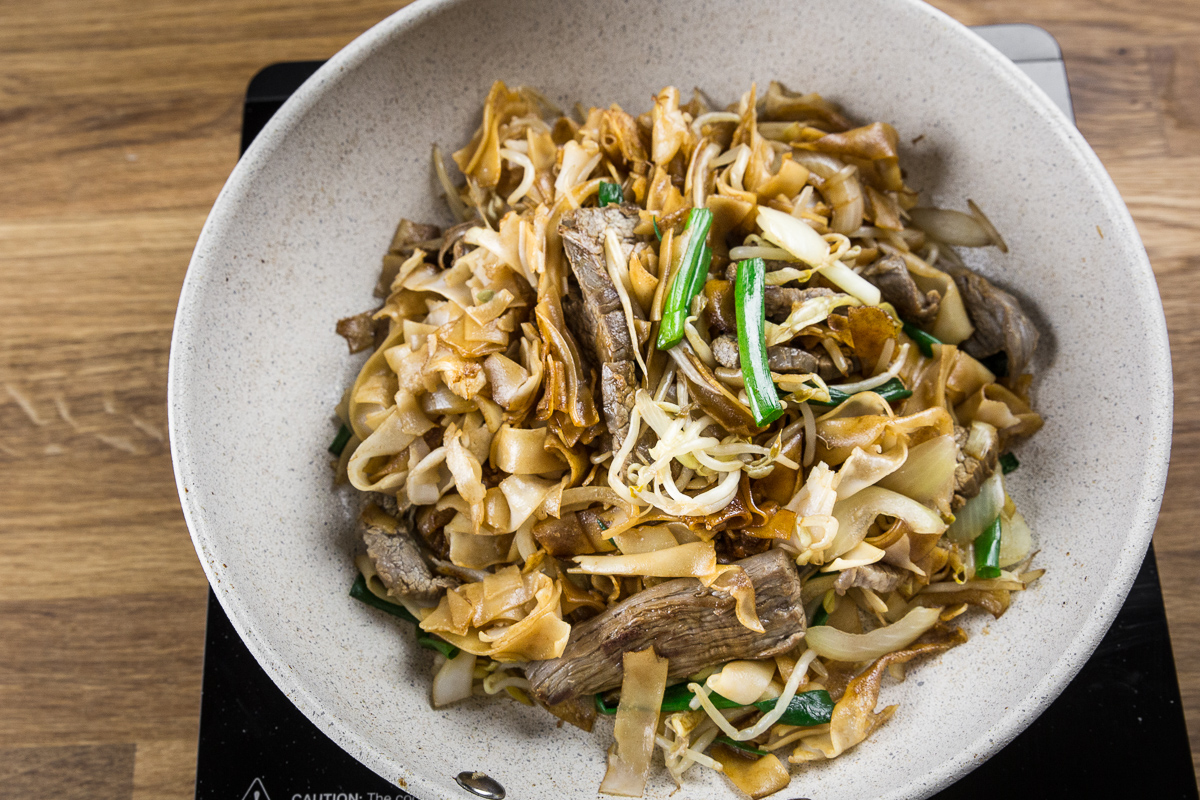 Stir-Fried Beef Chow Fun Noodles 乾炒牛河