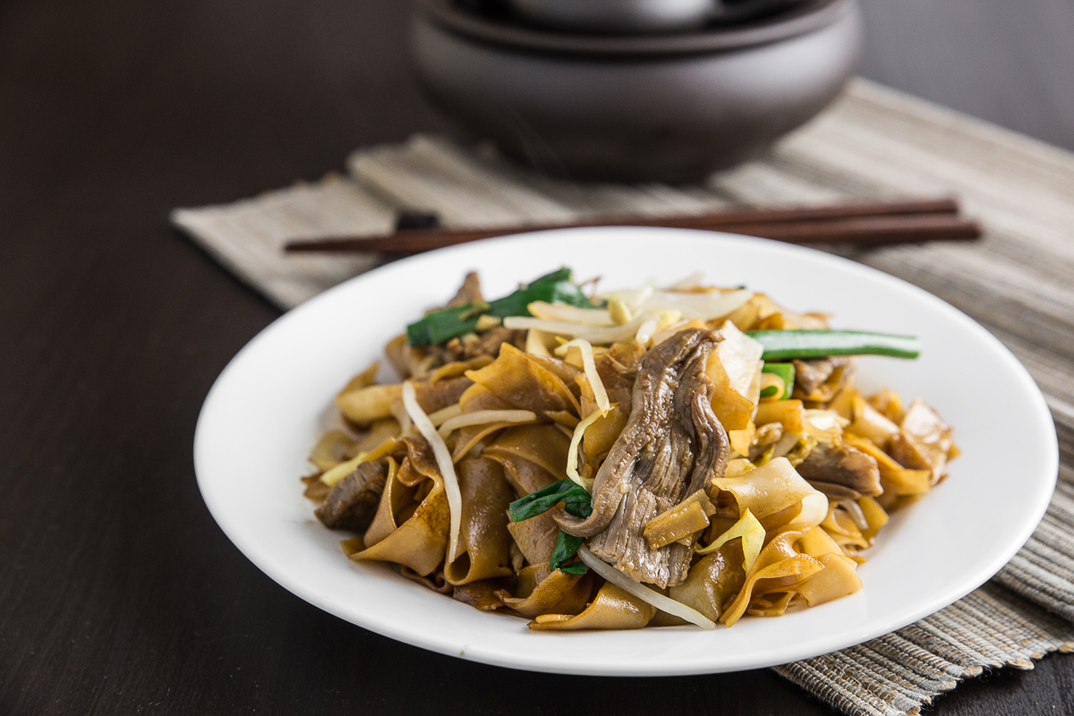 This Beef Chow Fun 乾炒牛河 may just be the rice noodle recipe you need! Forget the Chinese takeout and make this yourself at home. Easy, authentic, delicious! 