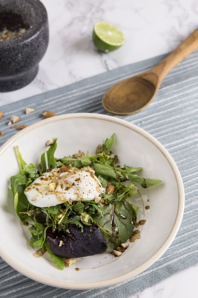 No-vinegar poached egg on a nutrient-packed arugula salad. Velvety runny yolk engulfed by soft silky smooth whites. Easy to make and ready in 10 minutes.