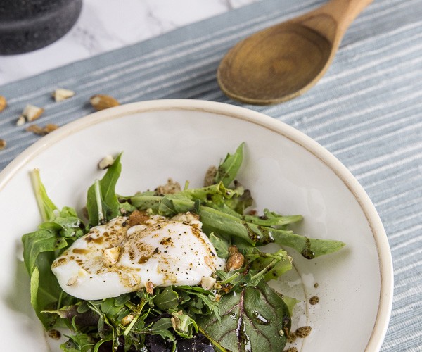 No-vinegar poached egg on a nutrient-packed arugula salad. Velvety runny yolk engulfed by soft silky smooth whites. Easy to make and ready in 10 minutes.