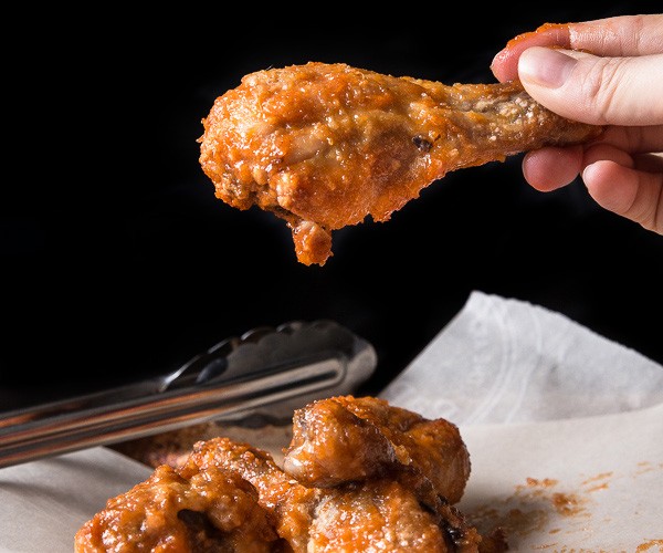 5 minutes to prep this super easy oven baked chicken drumsticks recipe. Tossed in garlic mayonnaise sauce, the truly crispy drumsticks are bursting with boldly sweet, spicy, and salty flavors.